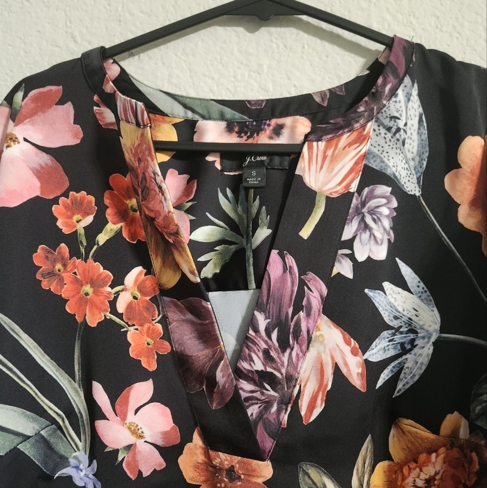 J. Crew Women’s Open V-neck top in midnight dutch floral size small - Picture 3 of 6
